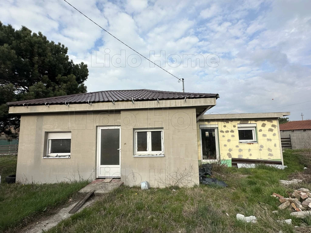 Felújítás alatt álló családi ház eladó Siófokon!