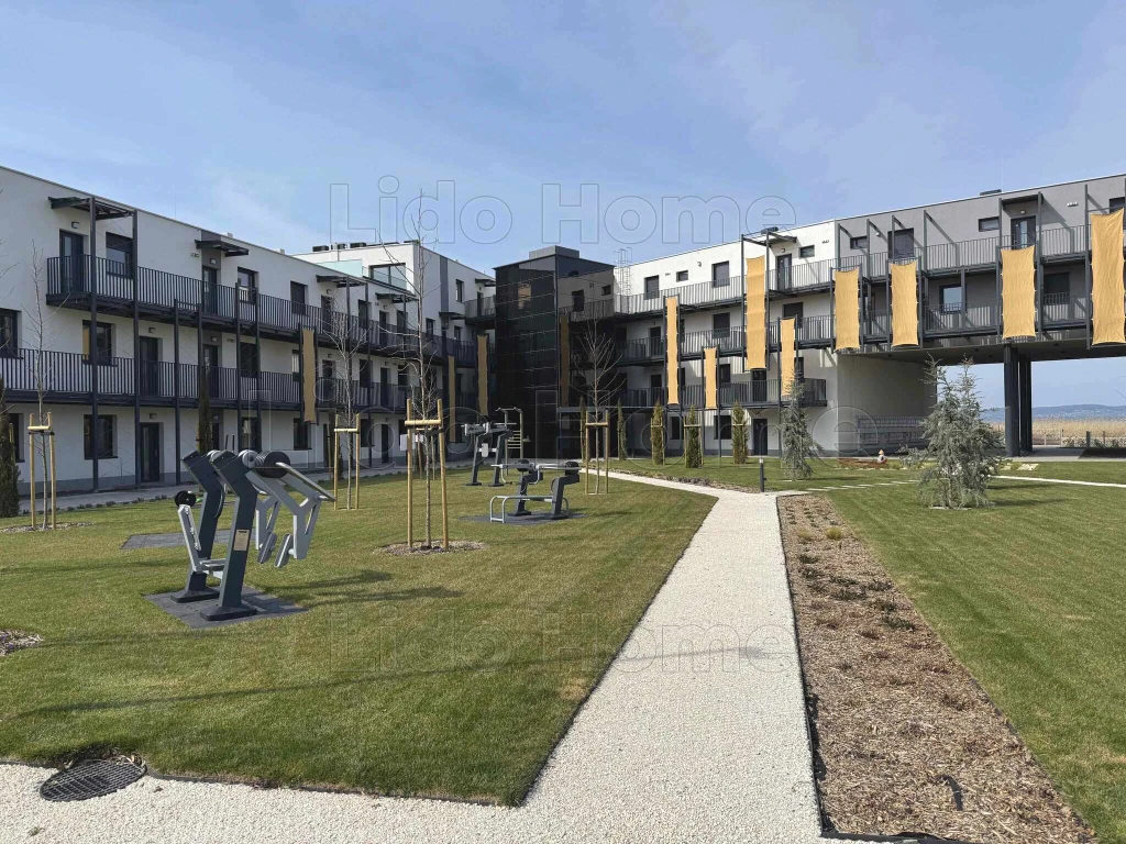 Eladó PANORÁMÁS vízparti lakás Balatonszemesen