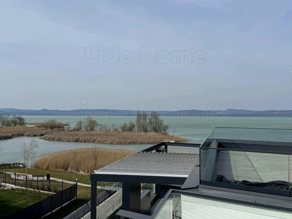 Eladó PANORÁMÁS vízparti lakás Balatonszemesen