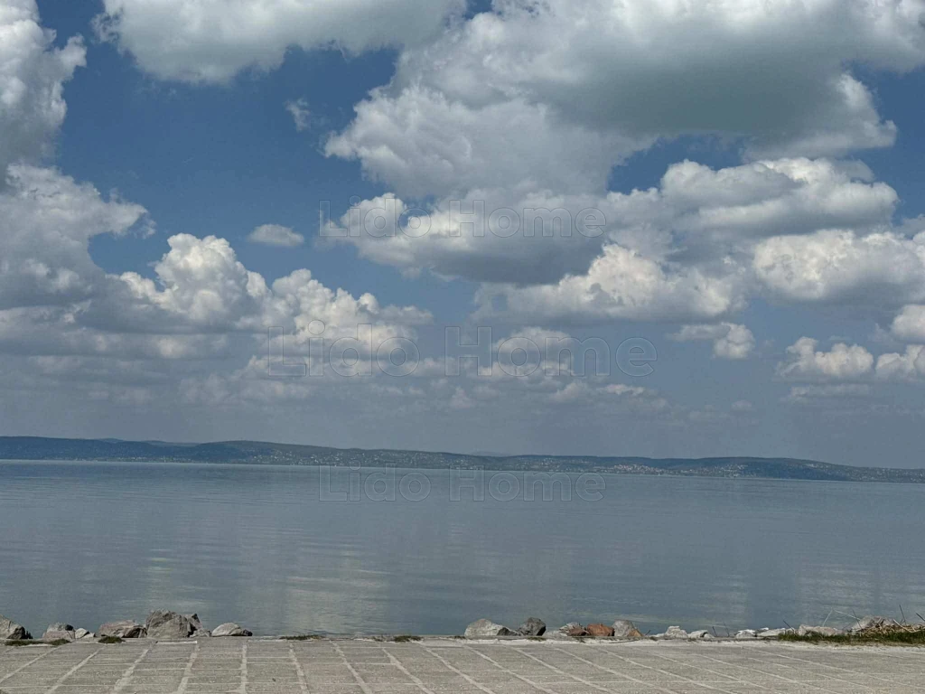 Eladó vízparti lakás az Ezüstparton!