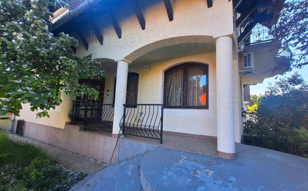 Balatonvilágos, ELADÓ 3 szintes családi ház 500 méterre a parttól!