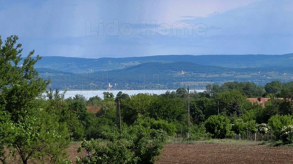 Balatoni panorámás külterületi telek kereskedelmi, szolgáltató övezetben