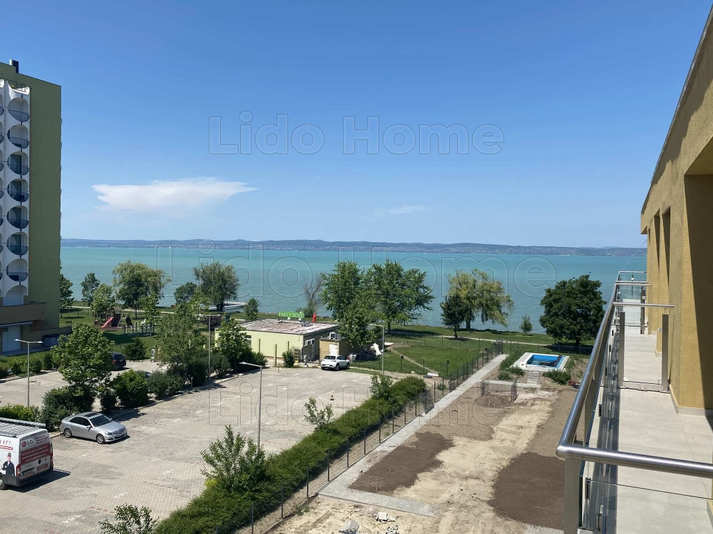 Siófok, Ezüstparton 4.emeleti panorámás lakás eladó!