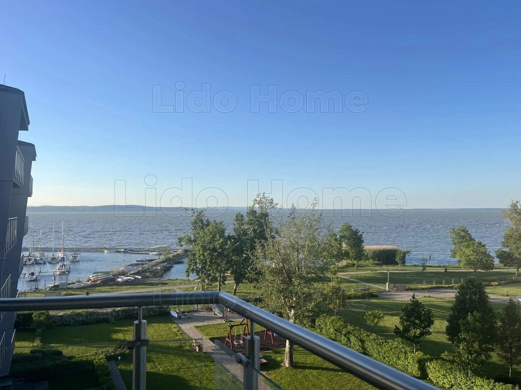 Panorámás, vízparti lakás eladó Siófok Ezüstparton