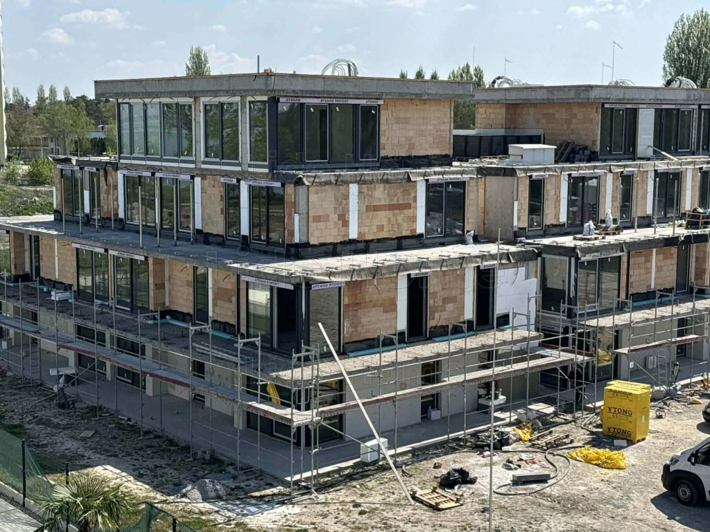 Eladó vízparti lakás az Ezüstparton!