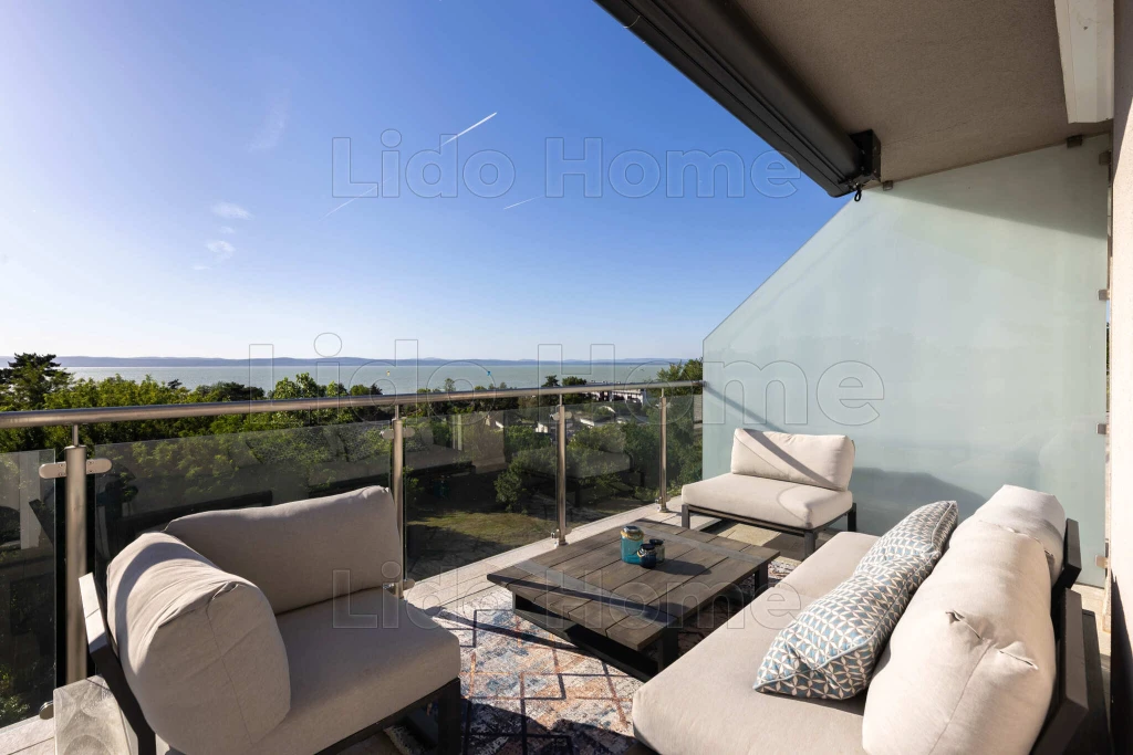 Siófok Aranypart felett luxus panorámás penthouse 4 szobás tégla lakás eladó