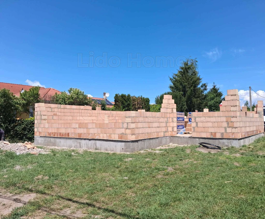 Egyszintes, újépítésű lakóház Balatonszabadi csendes utcájában