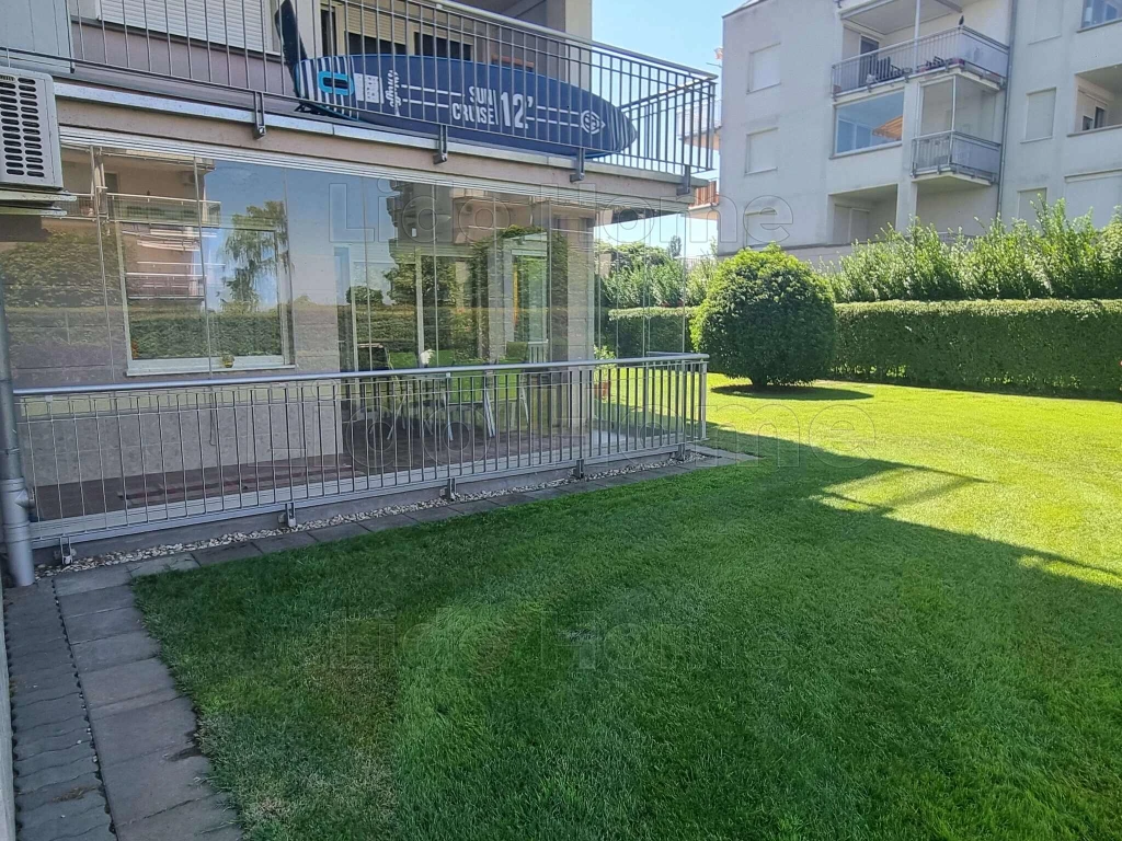 Eladó földszintes téglalakás közvetlenül a Balatonparton !