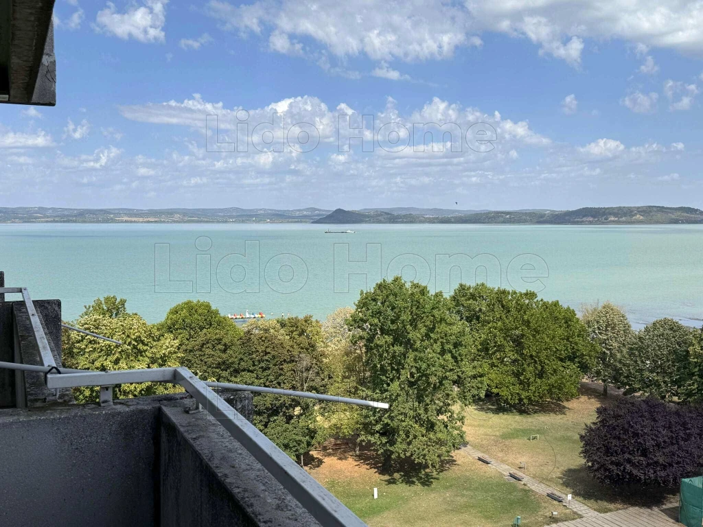 Eladó Panorámás apartman vízparti társasüdülőben Balatonföldváron