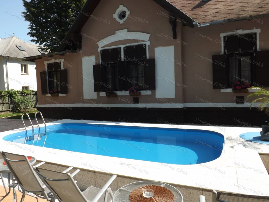 Kiadó 7 szobás vendégház Balatonföldvár központjában
