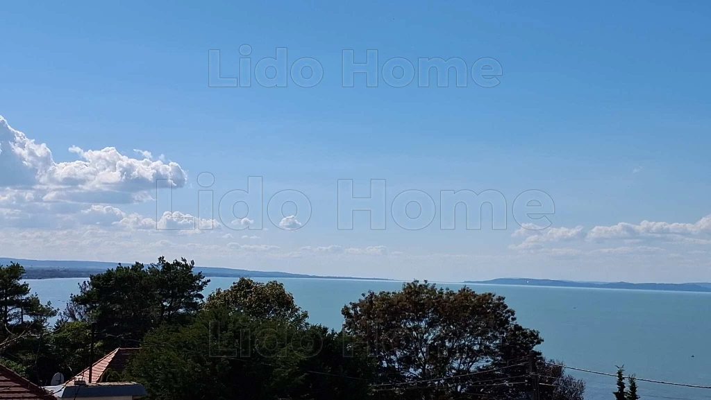 Balatonvilágos magasparton örök körpanorámás 3 szintes családi ház eladó