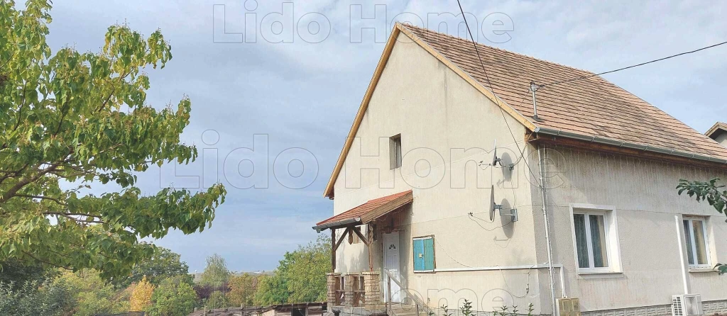 Enyingen kertes felújított 3 szobás családiház eladó