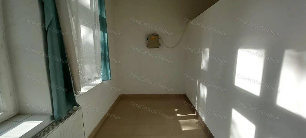 Szolnokon kiadó egy 130 nm-es üzlethelyiség a vasúthoz közel