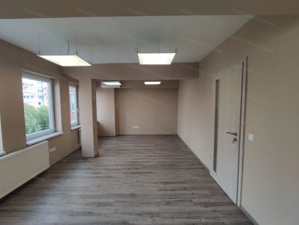 Kiadó irodahelyiségek Szolnok belvárosában