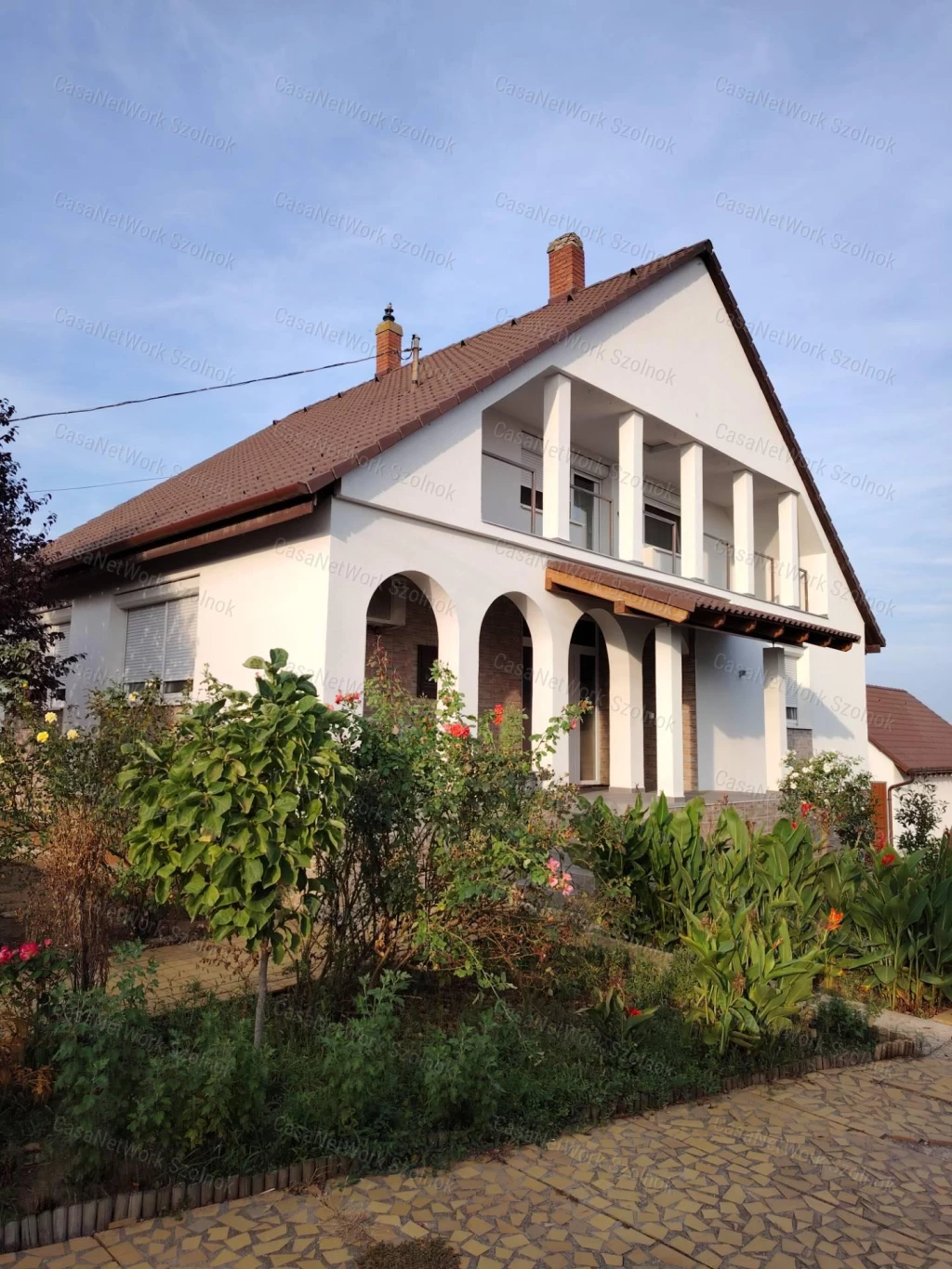 Szolnokon-Szandaszőlősön eladó jó állapotú  kertes családi ház!