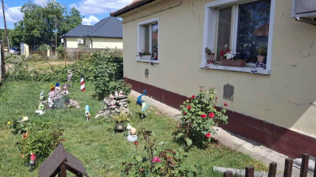 Szolnokon kétgeneráció részére is alkalmas családi ház eladó