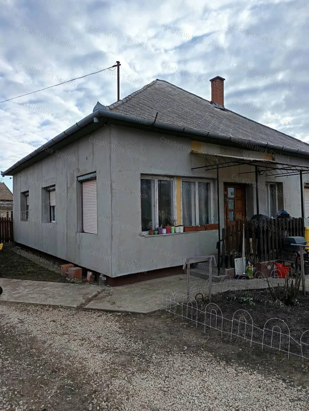 Kunhegyesen eladó három szobás tégla építésű családi ház!