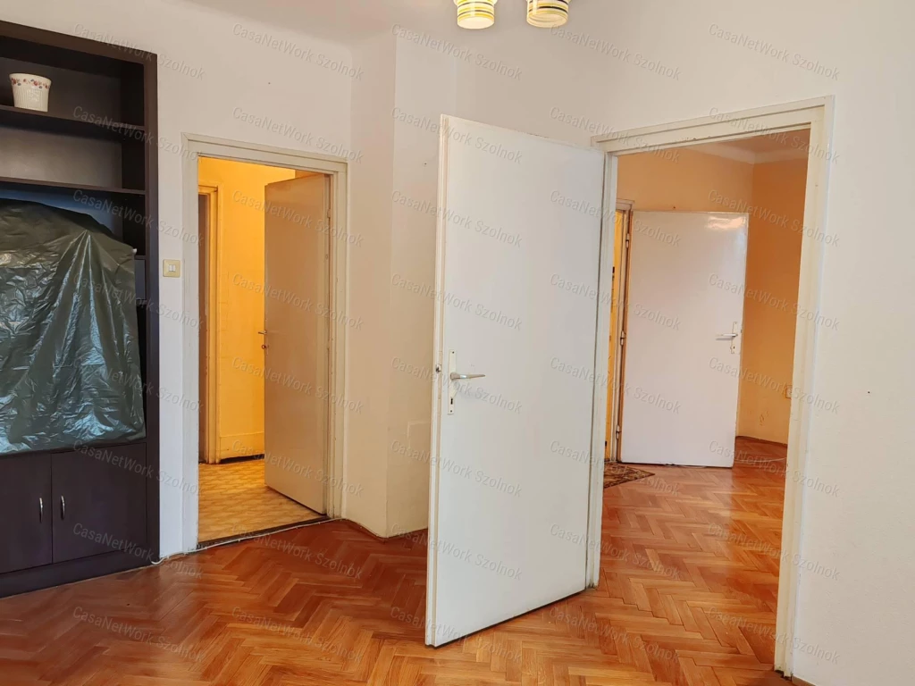 Kétszobás,1.emeleti belvárosi lakás eladó Szolnokon!