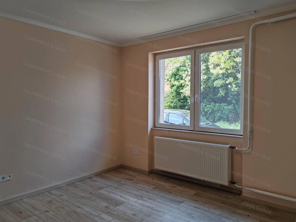 Kengyelen 80 nm-es, részben felújítandó családi ház eladó!