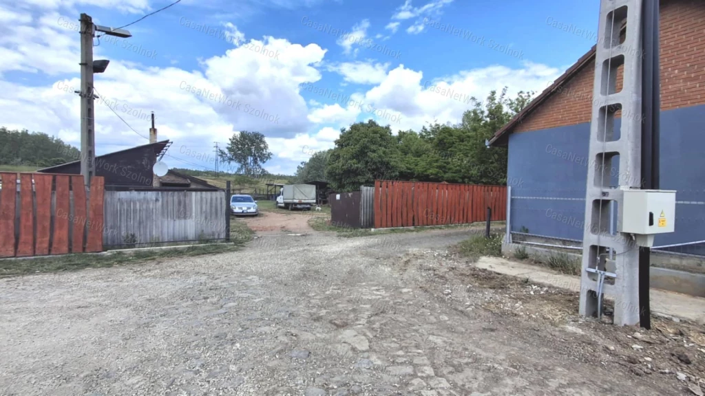 Eladó 4100 m2-es telek raktározásra, teherautó parkoló kialakítására