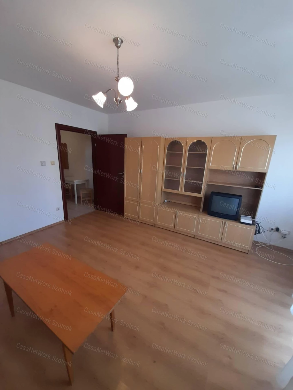 KIADÓ SZOLNOK BELVÁROSÁBAN 1. EMELETI 1 SZOBÁS LAKÁS AUTÓBEÁLLÓVAL!