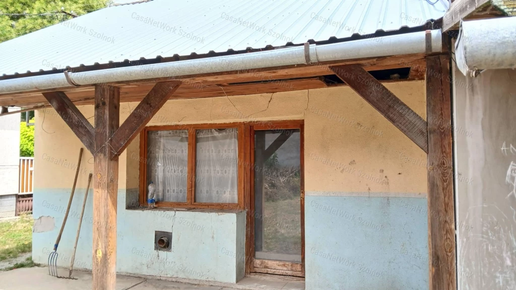 Eladó Tiszaföldváron egy 110 m2-es családi ház.