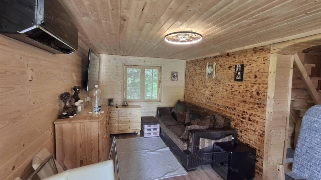 Szolnok Alcsiszigeten szigetelt faházas nyaraló eladó 800 m2-es telken