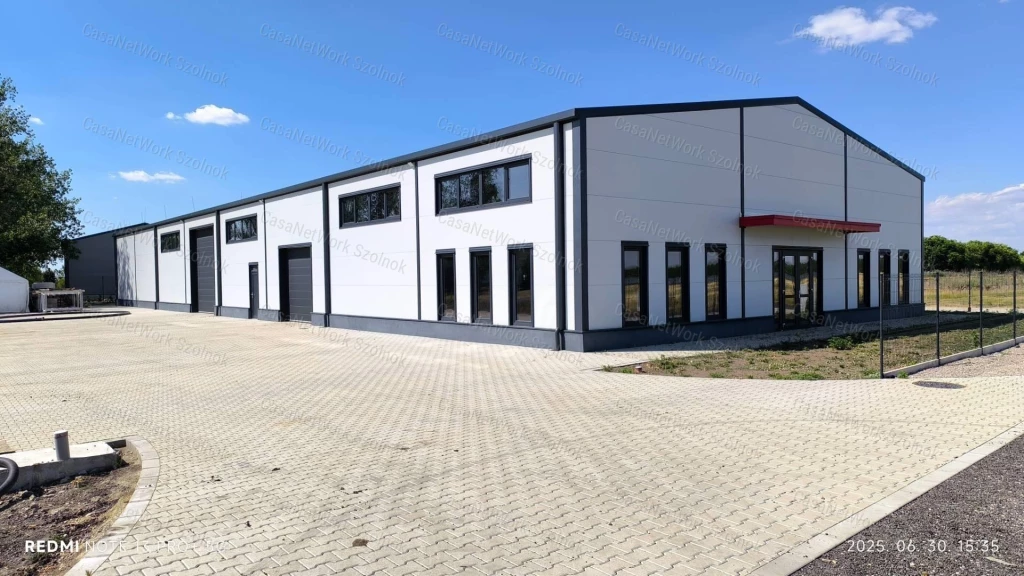 Szolnokon ipari területen eladó új ipari csarnok telekkel!