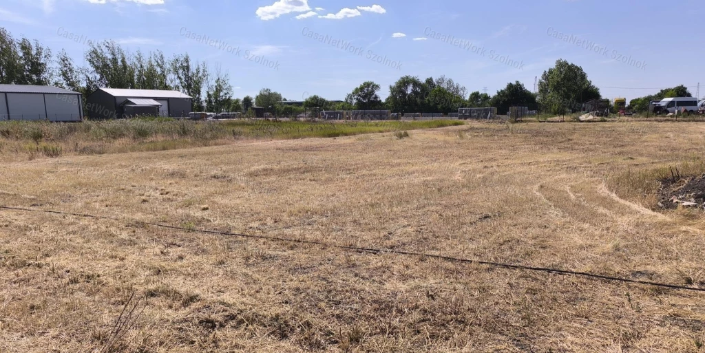 Szolnokon ipari területen eladó közművesített telek!