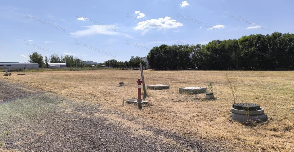 Szolnokon ipari területen eladó közművesített telek!