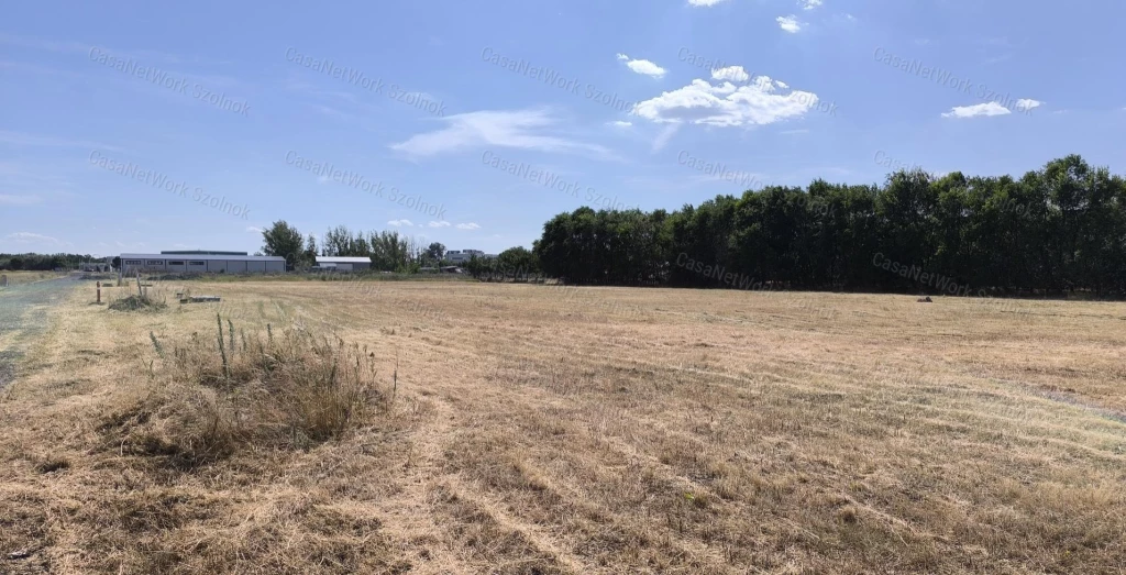 Szolnokon ipari területen eladó közművesített telek!