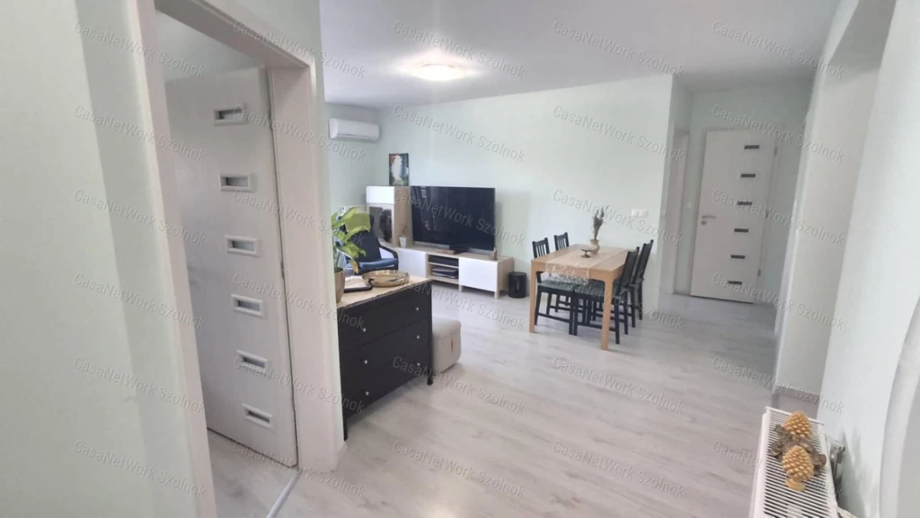 Szolnok belvárosának egyik legszebb utcájában újszerű lakás eladó