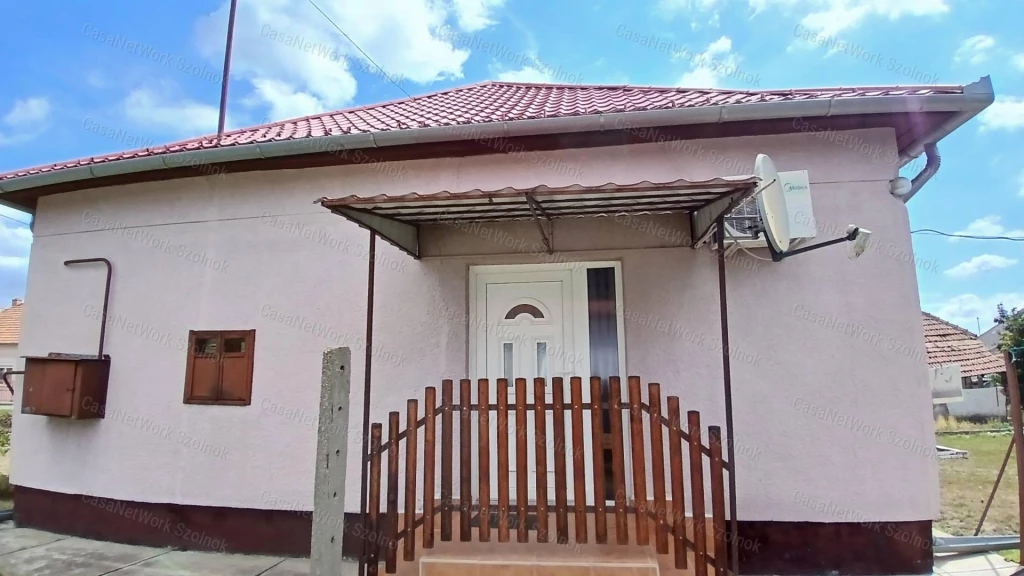 Eladó Martfűn egy 55m2-es központhoz közeli családi ház.