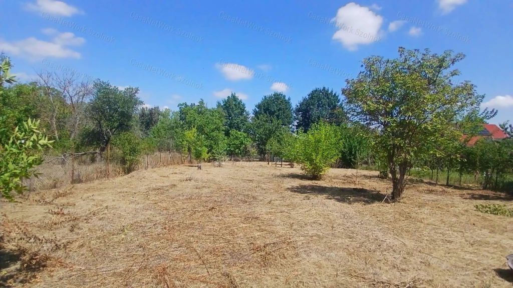 Eladó Szolnokon egy 926 m2-es zártkert