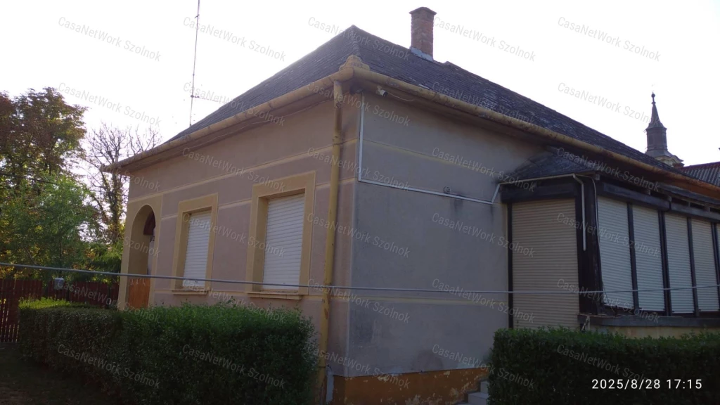 Tiszapüspökiben eladó a  központban kertes családi ház!