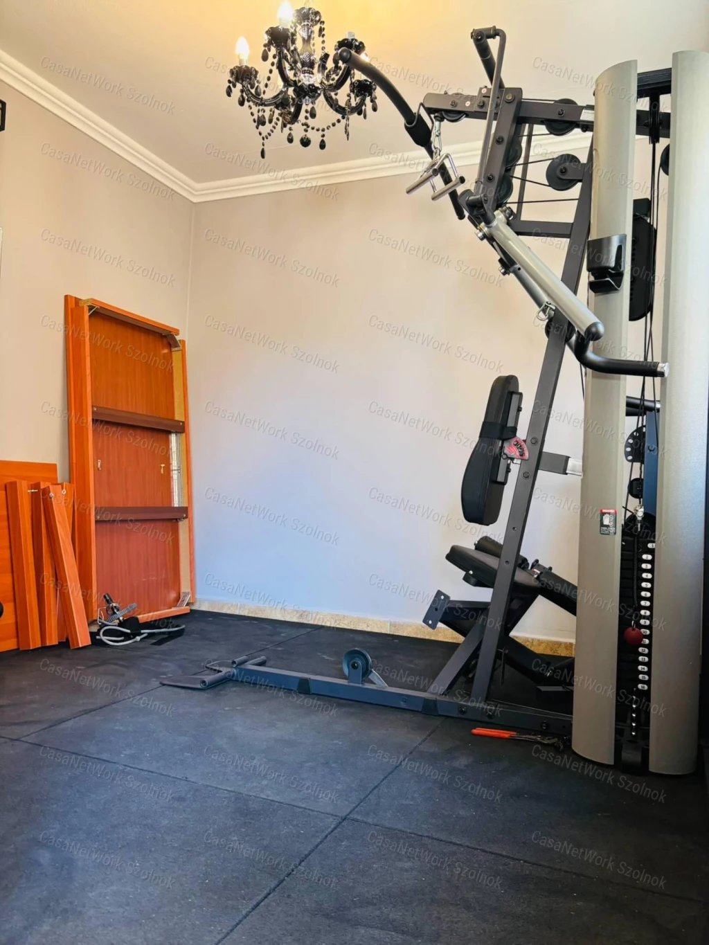 ELADÓ Szolnok belvárosában 9 m2 alapterületű tároló