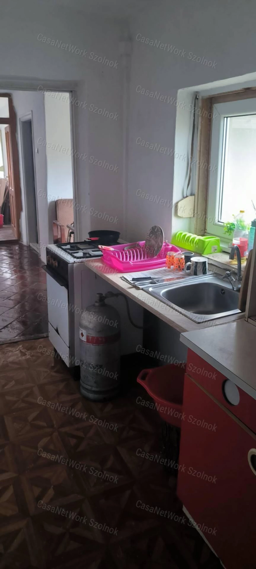 Eladó Tiszaföldvár központjában egy 83 m2-es 2 szobás családi ház.