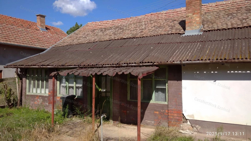 Tiszaföldváron eladó felújítandó kertes családi ház!