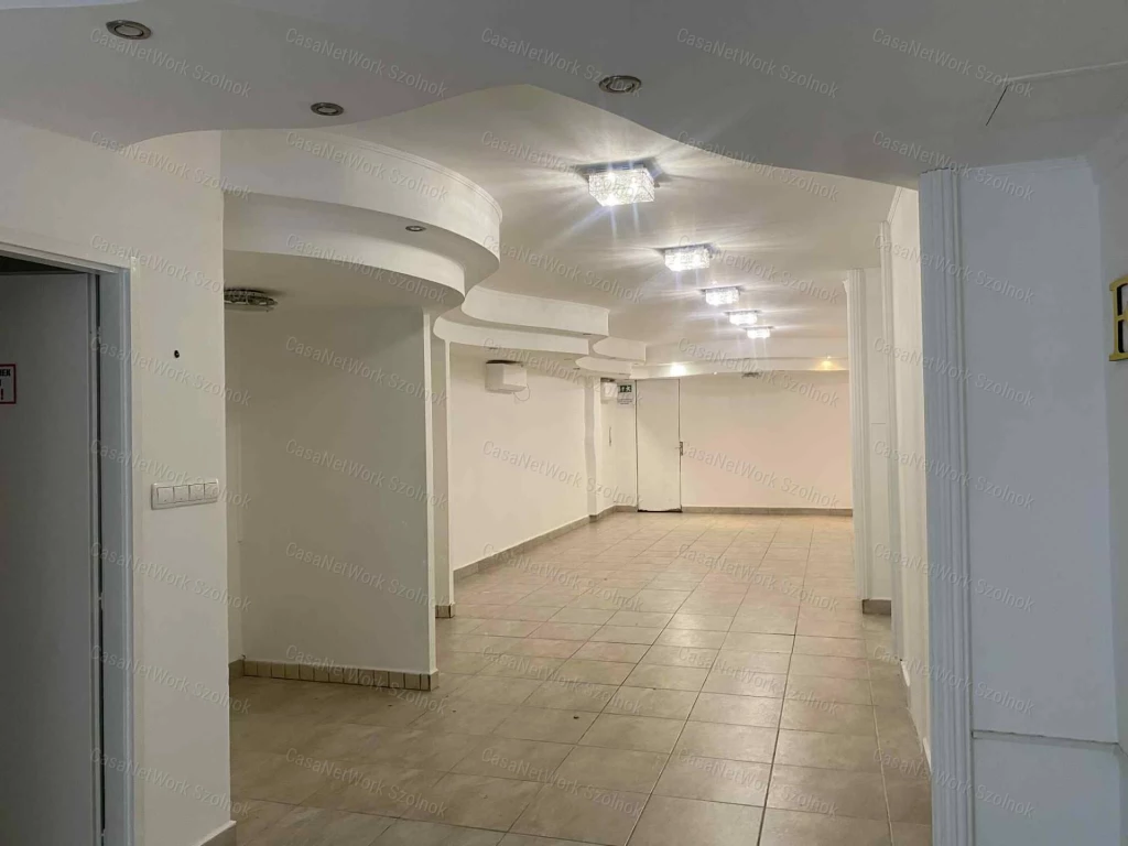 Szolnokon a vasútállomáshoz közel üzlethelyiség kiadó!