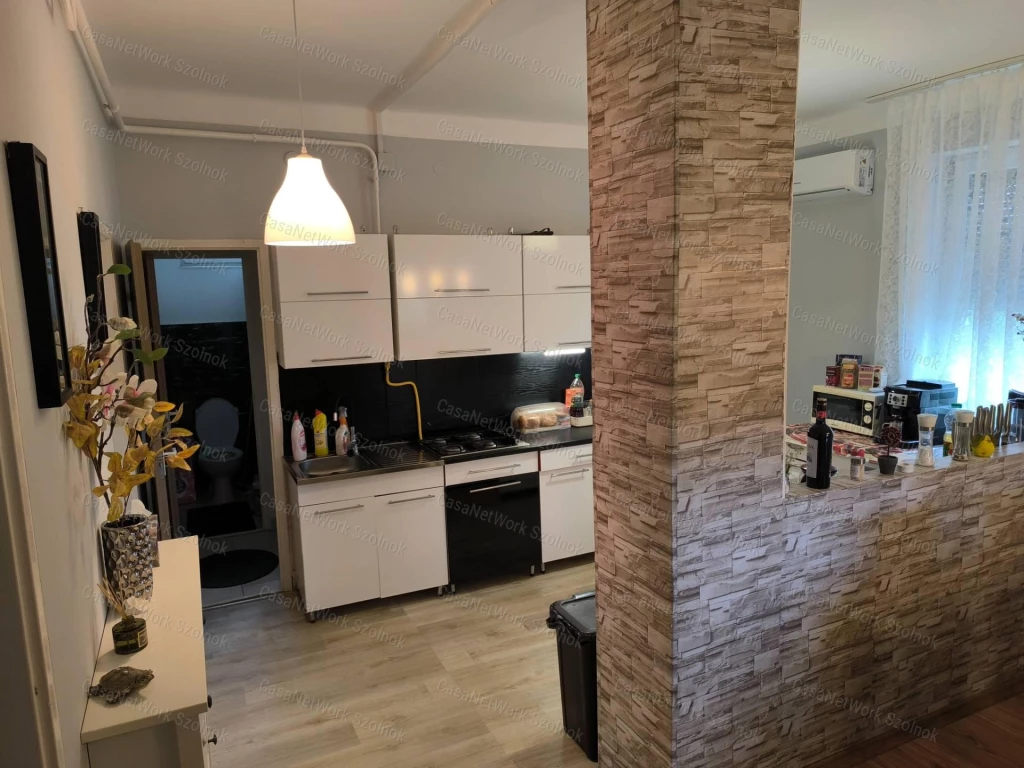 Újszászi 67m2-es felújított családi ház eladó!