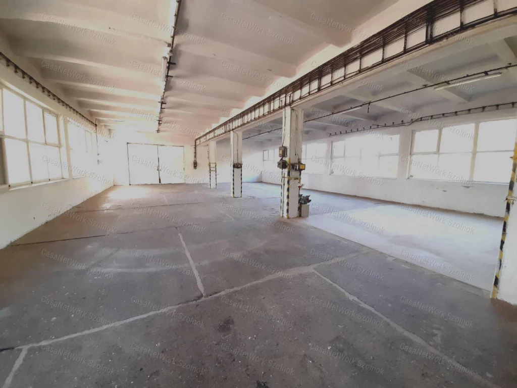 Tószeg központi részén ipari létesítmény eladó!