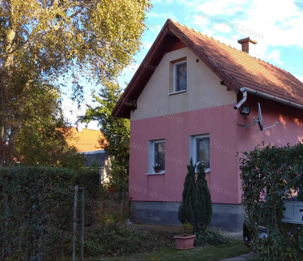 Cibakházán eladó tégla építésű nyaraló!