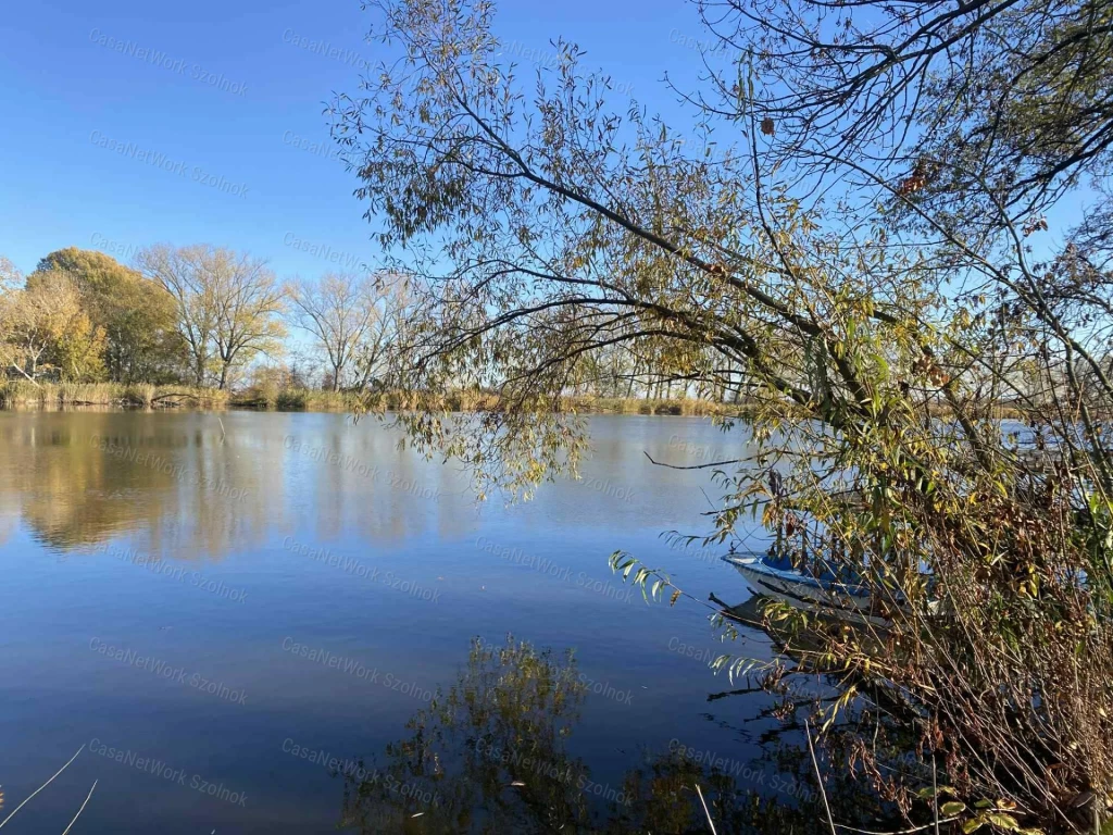 Szajolban lözvetlen vízparti nyaraló eladó!