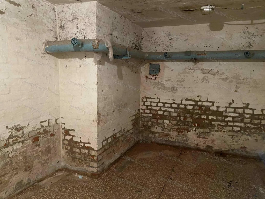 Szolnok belvárosában Boldog S úton raktár (pincehelyiség) eladó!