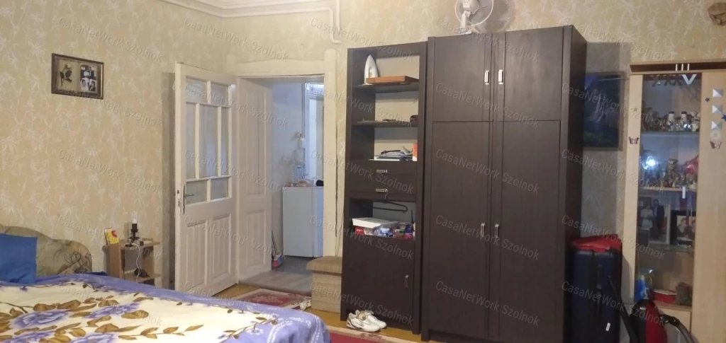 Tiszaföldváron központban eladó kertes családi ház!