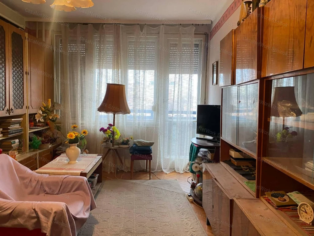 Szolnokon a Vitéz Szathmáry József úton  2 szobás lakás eladó!