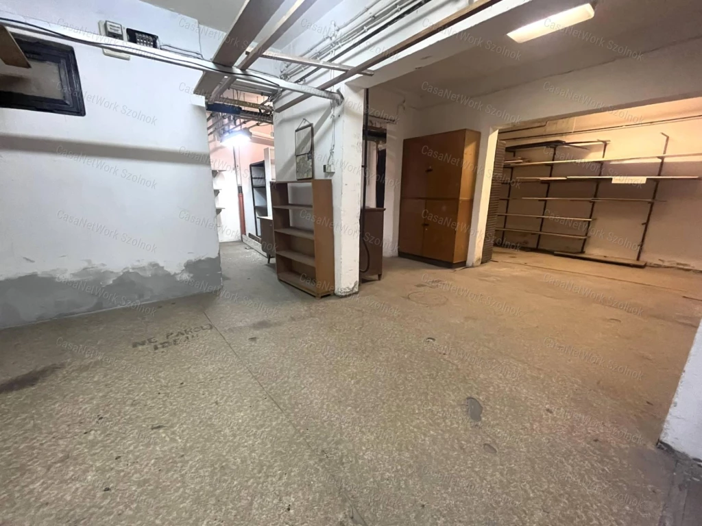 Eladó üzlethelyiség/műhely/raktár Szolnokon, a Széchenyi lakótelepen