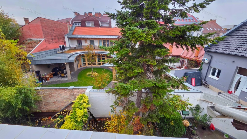 Szolnok szívében tetőtérbeépítéses 131 m2-es ikerház eladó!