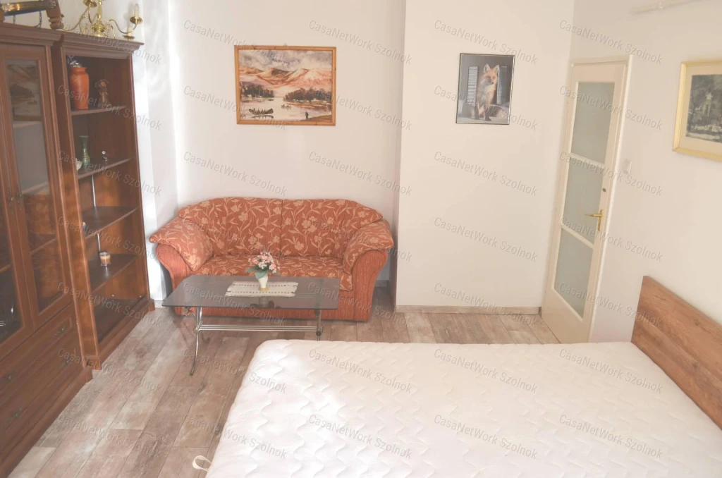 Eladó Szolnok Várkonyi téri két szobás első emeleti tehermentes lakás