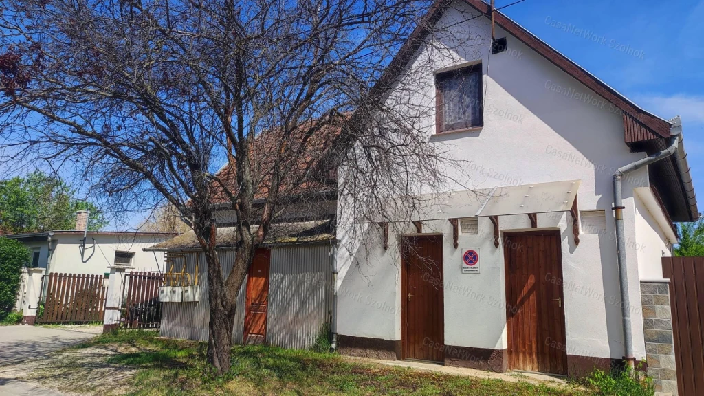 Eladó családi ház üzlethelyiséggel, garázzsal Szandaszőlősön